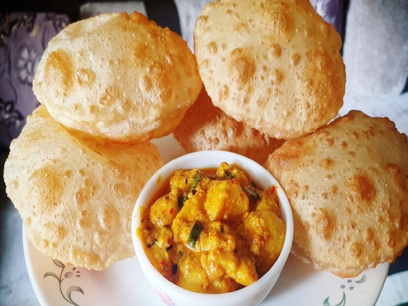 লুচি—বাংলার ঐতিহ্যবাহী একটি খাবার, যা প্রায় প্রতিটি উৎসব-অনুষ্ঠানে থাকা চাই-ই চাই। কিন্তু ৫০০ গ্রাম ময়দায় ঠিক কতটি লুচি হতে পারে, তা জানেন? শুনলে অবাক হবেন, অনেক অভিজ্ঞ রাঁধুনিরও এই বিষয়ে স্পষ্ট ধারণা নেই! How many luchi-s can be made from 500 grams of flour or maida know secret of fluffy luchi recipe of puri or Bengali style luchi 