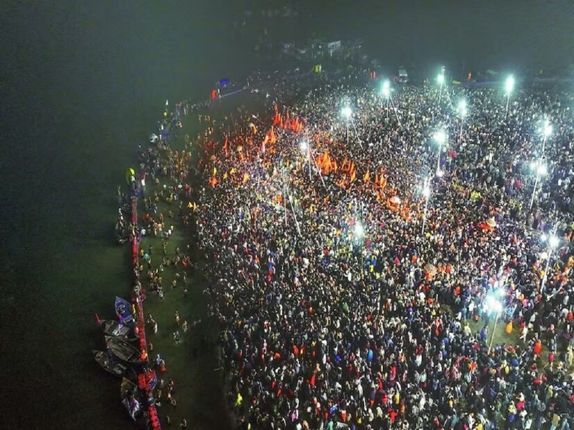 যদিও এই সম্ভাবনা একেবারেই উড়িয়ে দিয়েছেন প্রয়াগরাজের জেলাশাসক রবীন্দ্র কুমার। তিনি সাফ জানিয়ে দিয়েছেন, যারা এই ধরণের গুজব ছড়িয়েছেন, তাদের বিরুদ্ধে কঠোর ব্যবস্থা নেওয়া হবে। 