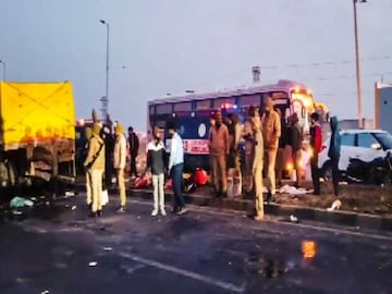 Mahakumbh News: মুহূর্তে শেষ দুই মহিলার জীবন, মৃত্যুমুখে আরও অনেকে! চারিদিকে রক্ত আর গোঙানি! মহাকুম্ভ থেকে ফেরার পথে ভয়াবহ ঘটনা Mahakumbh News: মুহূর্তে শেষ দুই মহিলার জীবন, মৃত্যুমুখে আরও অনেকে! চারিদিকে রক্ত আর গোঙানি! মহাকুম্ভ থেকে ফেরার পথে ভয়াবহ ঘটনা