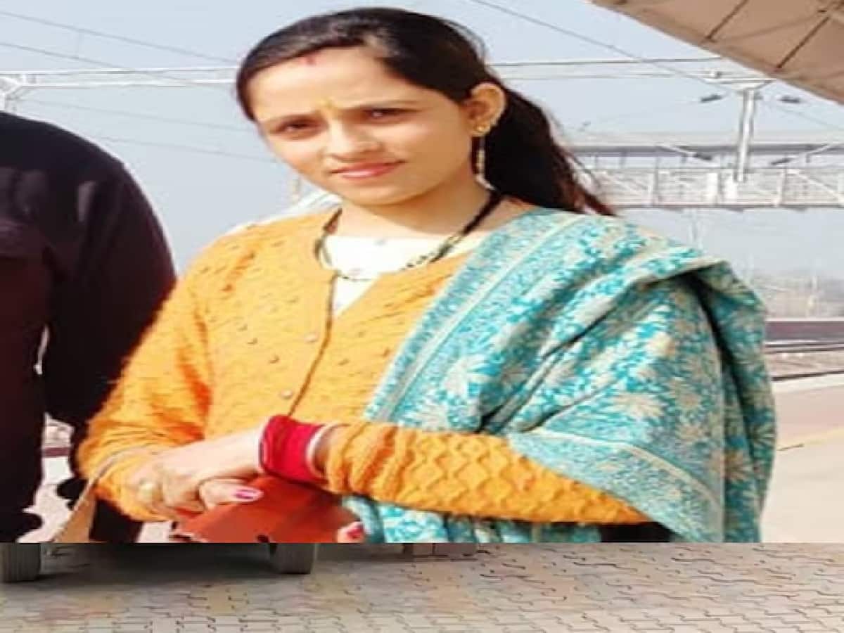 মহাকুম্ভ স্নান সেরে বাড়ি ফিরেই রহস্যজনকভাবে গৃহবধূর! মৃত্যুপূজা ভুলবশত কোনও বিষাক্ত কিছু খেয়ে ফেলেছিলেন। প্রাথমিক তদন্তের ভিত্তিতে আপাতত দুর্ঘটনাজনিত মৃত্যুর মামলা রুজু করা হয়েছে। 