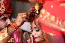 সিঁথিতে সিঁদুর, কান্না ভরা চোখে বউয়ের চরম আক্ষেপ ইংরাজি বরবাদ করে দিল সব, সত্যি সামনে এল