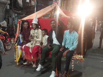অভিনব ভাবে যাচ্ছে বরযাত্রী!