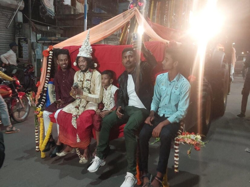 ভাইরাল হওয়া এই ভিডিওতে দেখা যাচ্ছে, খাবারের বদলে অতিথিদের মদ পরিবেশন করা হচ্ছে। ভিডিওতে দেখা যাচ্ছে, বিয়ের অনুষ্ঠানে টেবিলের সামনে অতিথিরা বসে আছেন। তাঁদের থালা ও গ্লাস দেওয়া হচ্ছে। 