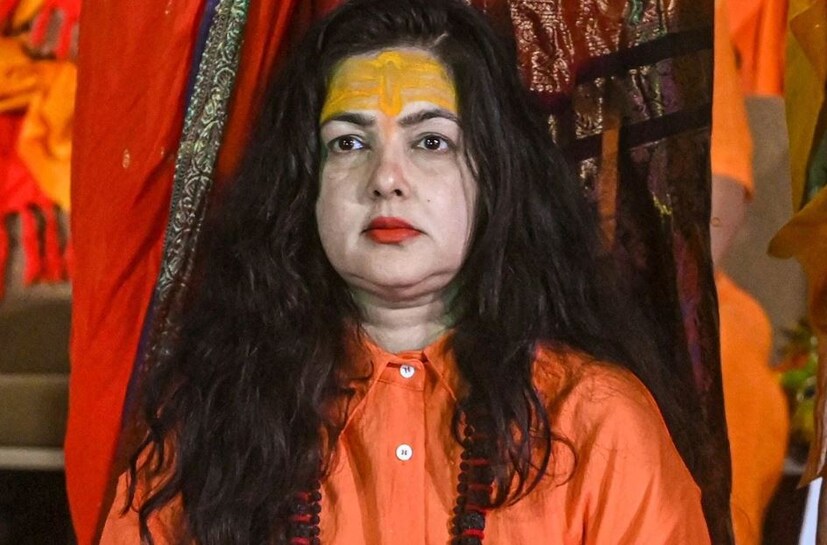 এই শোয়ের প্রোমোতে মমতা কুলকার্নি বলেছিলেন যে ফিল্ম ইন্ডাস্ট্রি থেকে তাঁর অন্যতম অন্তর্ধানের কারণ ছিল মানসিক শান্তির সন্ধান। তাঁকে প্রশ্ন করা হয় যে মহামণ্ডলেশ্বর হওয়ার জন্য বেদের জ্ঞান থাকা উচিত তাঁর সেই জ্ঞান রয়েছে কিনা, মমতা অবিলম্বে সপ্ত শ্লোকি দুর্গা পাঠ করেন এবং সকলে তাঁর প্রশংসা করেন। 