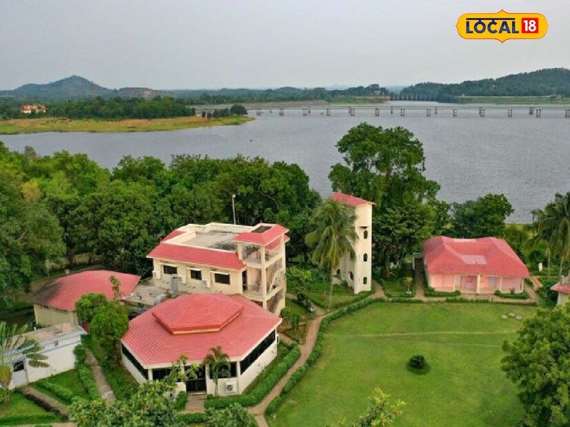 অপরদিকে ভোরবেলার ঠান্ডা থাকলেও, বেলা বাড়লে রোদে পুড়ছেন পর্যটকরা। স্থানীয় ব্যবসায়ী এবং বাসিন্দারা মনে করেন নতুন কিছু না করলে, মুকুটমণিপুরে মানুষ আসার সংখ্যা কমতে থাকবে। তার সঙ্গে বাড়তি চিন্তার কারণ আবর্জনা এবং প্লাস্টিক।