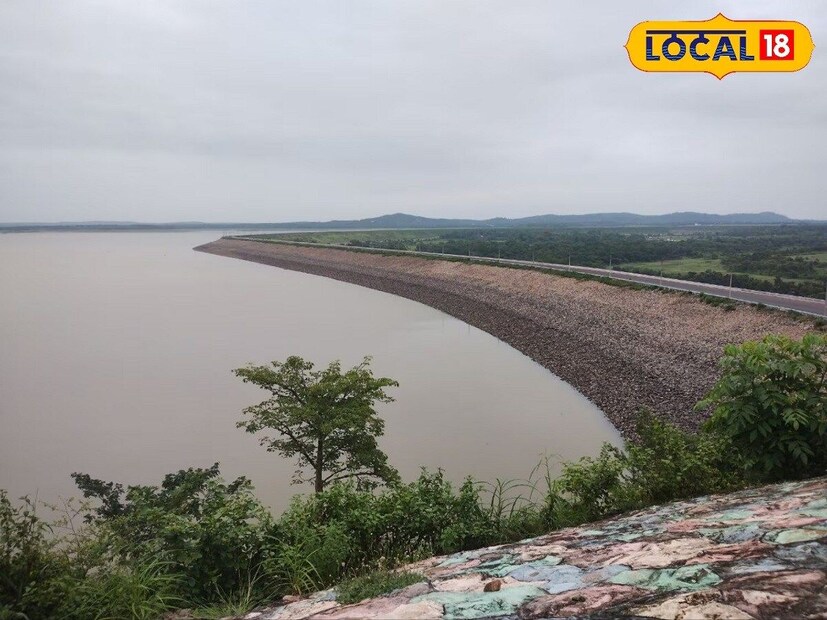 এই দিন পুরুলিয়া সর্বোচ্চ তাপমাত্রা পারদ থাকতে পারে ৩৩ ডিগ্রি সেলসিয়াস ও সর্বনিম্ন তাপমাত্রার পারদ থাকতে পারে ১২ ডিগ্রি সেলসিয়াস বলে জানা গিয়েছে হাওয়া অফিস সূত্রে। পূর্বাভাস আগেই ছিল তাপমাত্রা বৃদ্ধি পাওয়ার। সেইমততাপমাত্রার পারদ বেড়েছে জেলা পুরুলিয়ায়। ‌