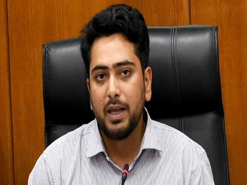 তবে, জানেন কি এই নাহিদ ইসলাম আসলে কে? মৃদুভাষী এই যুবক সমাজতত্ত্ব দিয়ে ঢাকা বিশ্ববিদ্যালয় থেকে পড়াশোনা করেছেন। আর ২৬ বছরের সেই নাহিদ ইসলামই বড় ভূমিকা পালন করেছিলেন শেখ হাসিনার সরকারের পতনে।  