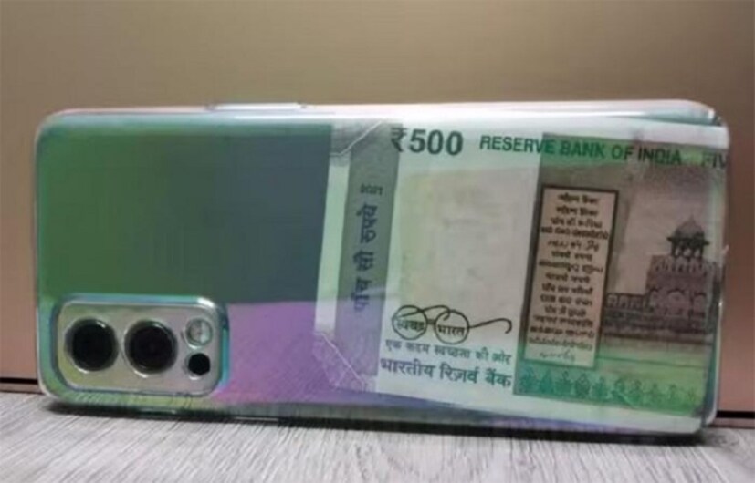 বিশেষজ্ঞরা বলছেন, স্মার্টফোনের ব্যাক কভার না লাগানোই ভাল। টাকা বা কার্ড রাখা তো দূরের কথা। এই অভ্যাস ক্ষতিকর। স্মার্টফোনের জন্য তো বটেই, ইউজারের জন্যও। টাকা বা কার্ড রাখার জন্য ওয়ালেট বা কার্ড হোল্ডার ব্যবহার করা উচিত। স্মার্টফোন নিরাপদে থাকবে আর ইউজারও।