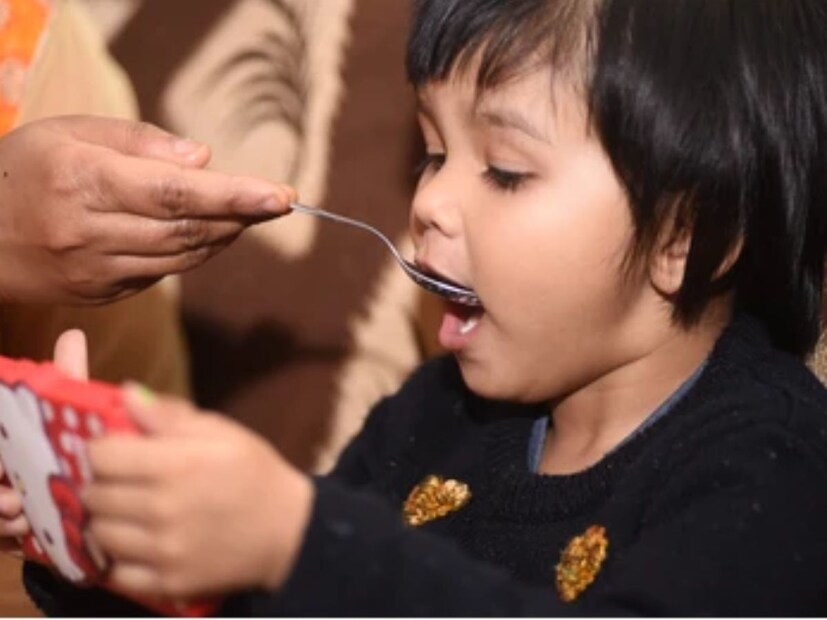 মোবাইল দেখার কারণে শিশুরা খাবারের পরিচয় জানতে পারে না, যা সামনে আসে তা না জেনে খেয়ে নেয়। এছাড়া যেকোনো স্ক্রিন শিশুদের চোখের উপরেও প্রভাব ফেলে। মোবাইল-টিভিতে মগ্ন থাকার কারণে জিনিসগুলি মনে রাখতে পারে না।