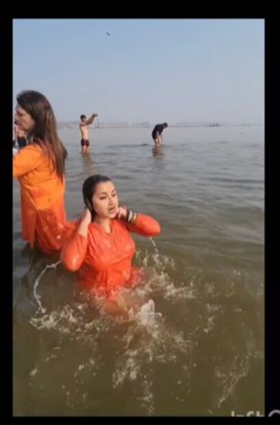 এদের মধ্যে যেমন সাধারণ মানুষ রয়েছে, তেমনই রয়েছেন তারকারা৷ বিশেষ করে বলিউডের বহু তারকাকে দেখা গিয়েছে মহাকুম্ভে গঙ্গাস্নান করতে৷ 