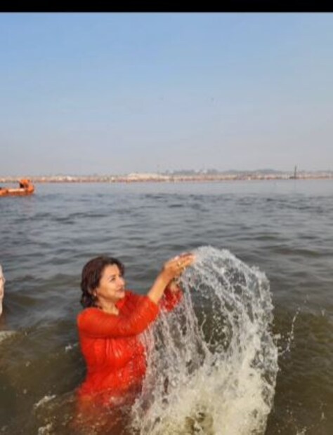 এবার এখানে গেলেন বাংলার অভিনেত্রী এবং সাংসদ রচনা বন্দ্যোপাধ্যায়৷ গেরুয়া কাপড় পরে ভক্তিভরে দিলেন ডুব৷ ছবি তুলে তা পোস্ট করলেন সোশ্যাল মিডিয়ায়৷ 