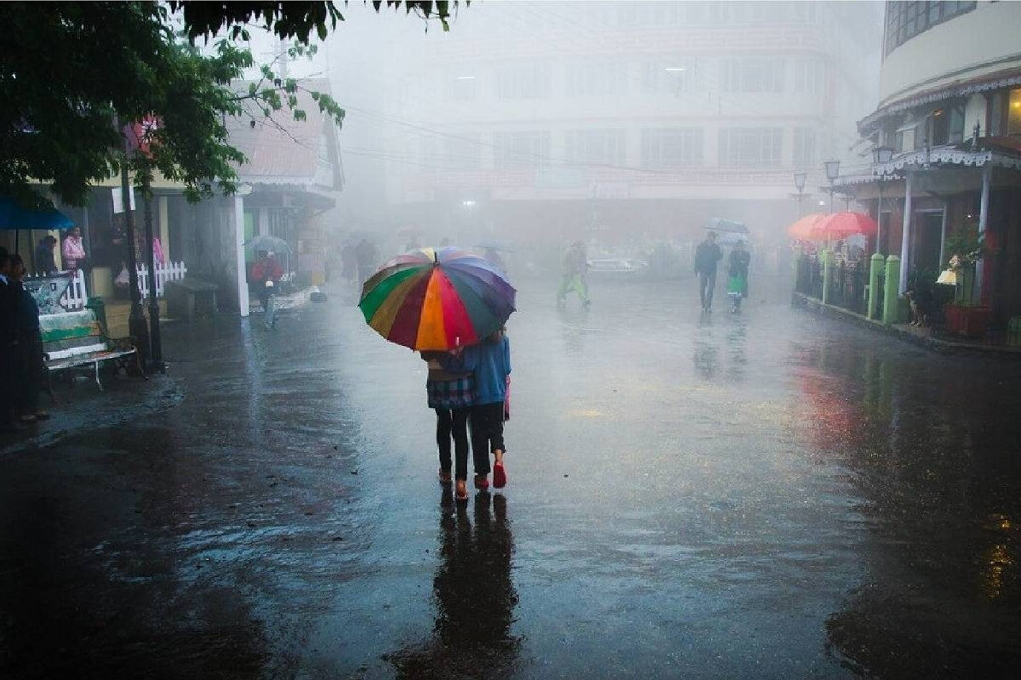 শুক্রবার দিনভর কলকাতা-সহ বাংলায় ফের কাঁপিয়ে ঝড়বৃষ্টির তাণ্ডব? ভয়াবহ বজ্রপাতের আশঙ্কা!