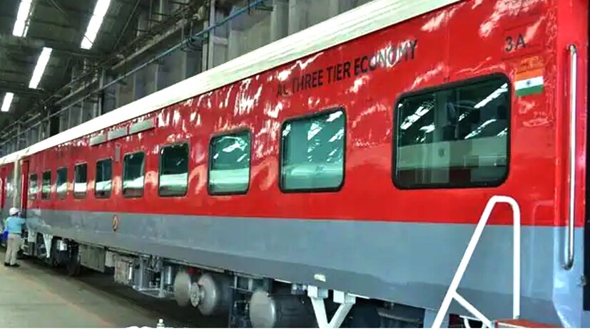 যে কোনও যাত্রী রাজধানী এক্সপ্রেসের কনফার্ম টিকিট পেলেই হাতে চাঁদ পাওয়ার মতোই আনন্দে লাফিয়ে ওঠেন। কিন্তু দেশের যে কোনও অন্যান্য ট্রেনের মতো এই সব ট্রেনেও এমন এমন ঘটনা ঘটে যায় যা চোখ কপালে তোলে রেলকর্তাদের।