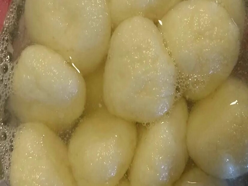 রসগোল্লার জন্য মণ্ড তৈরি-- ফেটানো দুধ (ছানা) একটি বাটিতে নিয়ে ভালভাবে মেশান। এতে ভাজা সুজি ও এলাচগুঁড়ো মিশিয়ে নিন। হাতে ভালভাবে মণ্ড মেখে নিন। যতক্ষণ না মিশ্রণটি একেবারে মসৃণ ও নরম হচ্ছে, ততক্ষণ পর্যন্ত মেখে যান।
