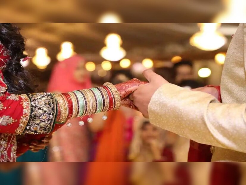 এই বিশেষ উপলক্ষ্যে কনের বাবার কথাগুলি শুনে শুধু সেখানে উপস্থিত সকলেরই নয়, সোশ্যাল মিডিয়ার নেটিজেনদেরও কার্যত চোখে জলে চলে আসে। প্রতীকী ছবি।