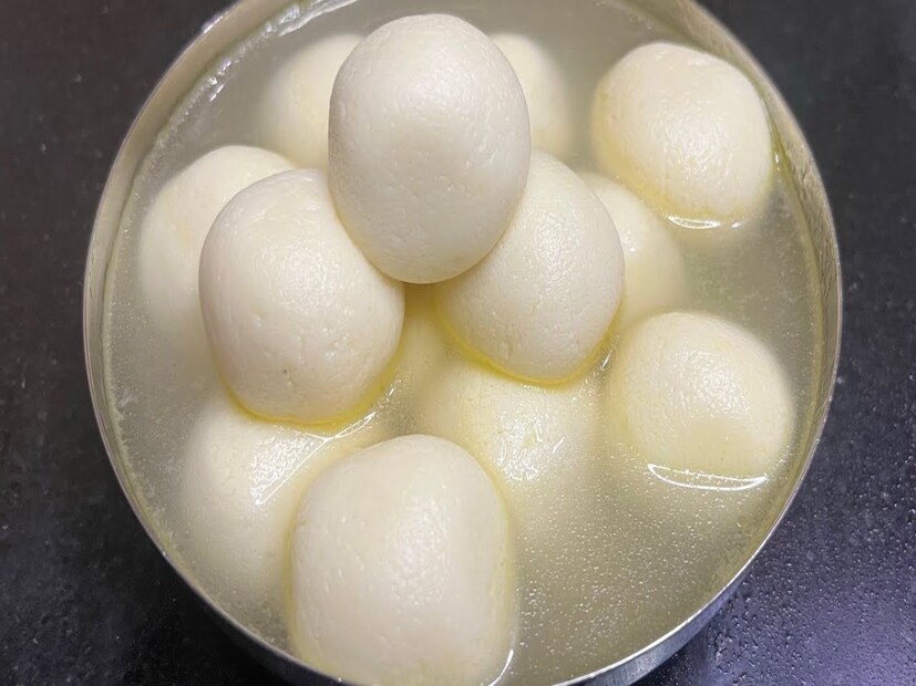 বিয়েবাড়ির পাত হোক বা বিজয়ার মিষ্টি, আনন্দের উপলক্ষ হোক বা দুঃখের মুহূর্ত, বেশিরভাগ সময়ই রসগোল্লা এসে পরে মুহূর্তে আরও আনন্দময় করে দেয় জীবন।