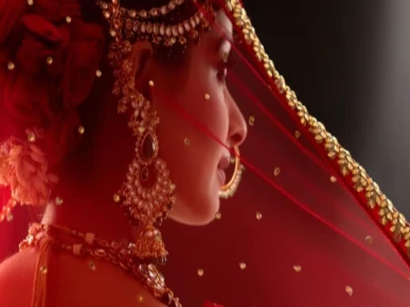 সোশ্যাল মিডিয়ায় এমন কিছু ঘটনা আজকাল সামনে আসে যা মুহূর্তে দাবানলের মতো ছড়িয়ে পরে। মানুষ স্তম্ভিত হয়ে যায় মুহূর্তের মধ্যে। সম্প্রতি এমনই একটি ঘটনা ঘটেছে উত্তরপ্রদেশে যা রীতিমতো মুহূর্তের মধ্যে ঝড়ের গতিতে হয়েছে ভাইরাল।
