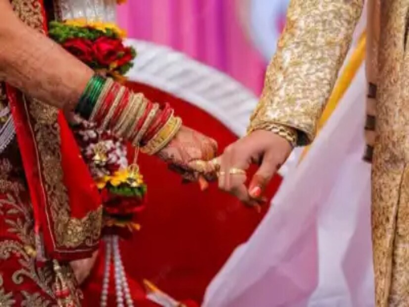 অর্থাৎ বাস্তবে সম্পূর্ণ ঠকিয়ে, মিথ্যা কথা বলে বিয়েটা ঠিক করা হয়েছিল। এই বিষয়ে সব প্রকাশ্যে আসতেই আদালতের শরণাপন্ন হন ওই যুবক। আদালতের নির্দেশে ভুক্তভোগী ওই যুবক, মোহিত কুমার শেষমেশ প্রতারকদের বিরুদ্ধে মামলা দায়ের করেন।