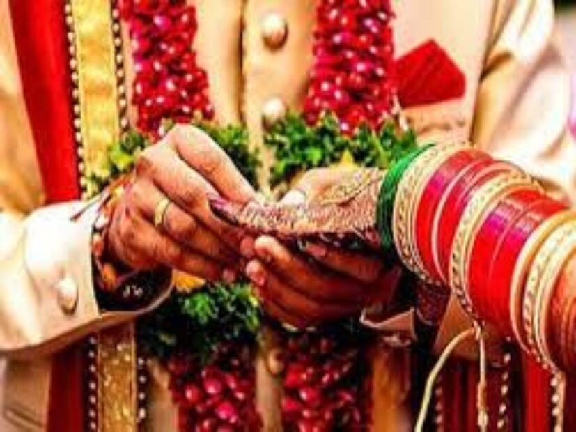 আজকাল জীবনের যে কোনও সিদ্ধান্তই অত্যন্ত পরিকল্পনা করেই নেওয়া হয়। কোন বয়সে আপনার এবং আপনার সঙ্গীর বিবাহের পরিকল্পনা করা উচিত তা নিঃসন্দেহে একটি গুরুত্বপূর্ণ বিষয়। কিন্তু বিবাহের জন্য সেরা বয়স কোনটি সেটা জানা জরুরি?