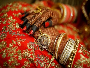 লাল চেলি... লাল শাড়ি...! বরকে 'চমকে' দিলেন শ্যামলা মেয়ে 'শ্যামা'! আগুনের মতো ভাইরাল