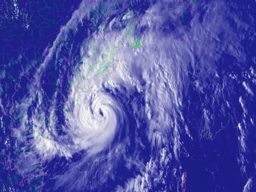 এদিকে আবহাওয়ার সর্বশেষ পূর্বাভাস অনুযায়ী, আগাম বর্ষার অনুমান ভারতের মূল ভূখণ্ডে। আগামী ২৭ মে বর্ষা ঢুকবে ভারতের মূল ভূখণ্ড কেরলে। এর আগে ভারতের মৌসম ভবন জানিয়েছিল আন্দামান নিকোবর দ্বীপপুঞ্জে বর্ষা ঢুকবে ১৩ই মে।