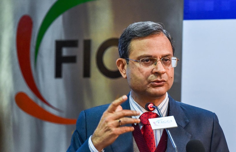 গত মাসে, রিজার্ভ ব্যাঙ্কের গভর্নর সঞ্জয় মালহোত্রার স্বাক্ষর সম্বলিত ১০০ এবং ২০০ টাকার নোট প্রকাশের ঘোষণা করে দিয়েছে আরবিআই। শক্তিকান্ত দাস তার বর্ধিত মেয়াদ শেষ করার পর তাঁর পদত্যাগ করেন ২০২৪ সালের ডিসেম্বরে। এরপরেই সঞ্জয় মালহোত্রা রিজার্ভ ব্যাঙ্কের নতুন গভর্নর হিসেবে দায়িত্ব গ্রহণ করেন।