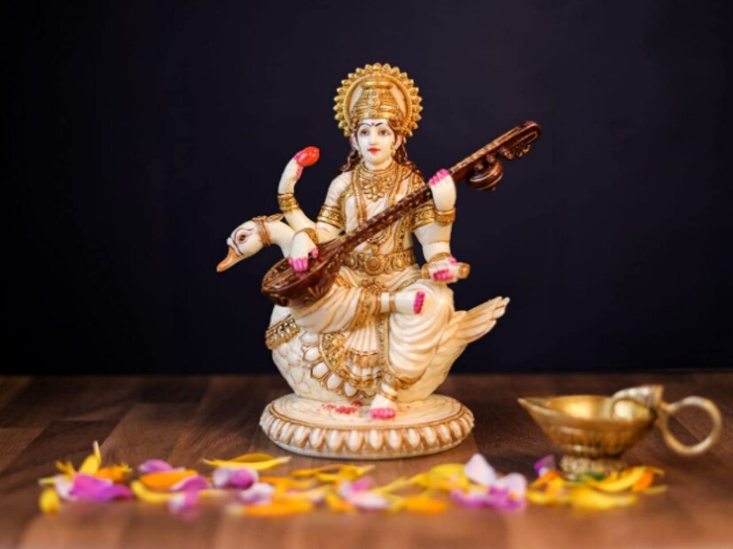 জ‍্যোতিষবিদ আরও জানালেন, বসন্ত পঞ্চমীতে পুজোর দিনে মা সরস্বতীকে তাঁর প্রিয় ভোগ, ফুল, বস্ত্র অর্পণ করলে মা সরস্বতী অত্যন্ত প্রসন্ন হন। জ্ঞান, বুদ্ধি, শিক্ষার প্রাপ্তি হয়। পাশাপাশি গৃহস্থদের সংসাপে সুখ-সমৃদ্ধি আসে। 