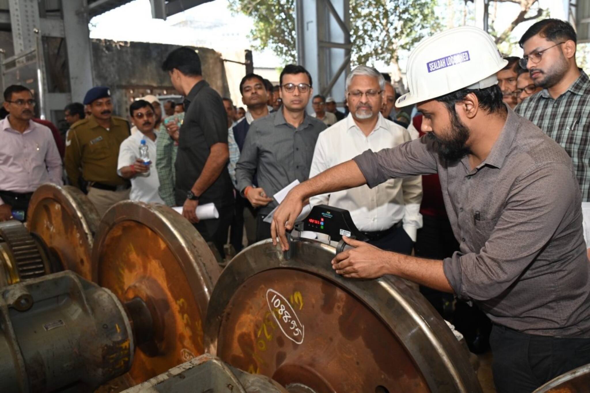 ঢেলে সাজবে শিয়ালদহের ট্রেনের 'ঘর'! লোকো শেড পরিদর্শনে জেনারেল ম্যানেজার, কী নির্দেশ দিলেন?