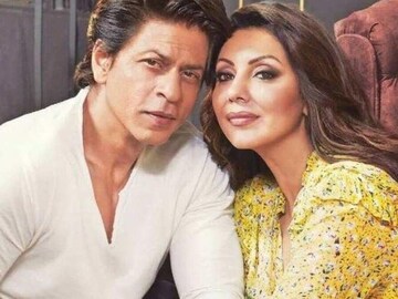 এত বছর পার হয়েছে। অভাব কাকে বলে, তা ভুলেছেন দু'জনেই। তবে যা ভোলেননি তা হল একে অপরের প্রতি ভালবাসা। পাশে থাকার সত্যিকারের প্রতিশ্রুতি। তাই বছর কাটলেও গৌরীকে দেওয়া সেইদিনের উপহার ভোলেন নি 'কিং খান'। প্রতীকী ছবি