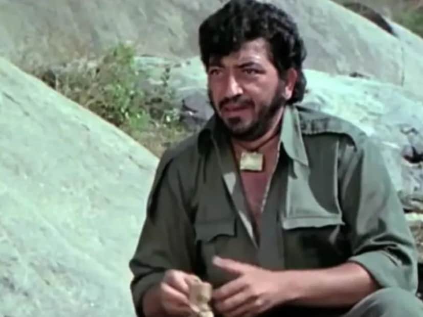 এ ছবির সমস্ত চরিত্রই নিজ গুণে সেরা। কিন্তু সব চরিত্রের জনপ্রিয়তাকে ছাপিয়ে যায় ‘গব্বরের’ ভূমিকায় আমজাদ খানের অভিনয়। ভিলেন হিসেবে বলিপাড়ায় পা রেখে সাড়া ফেলে দিয়েছিলেন তিনি। 