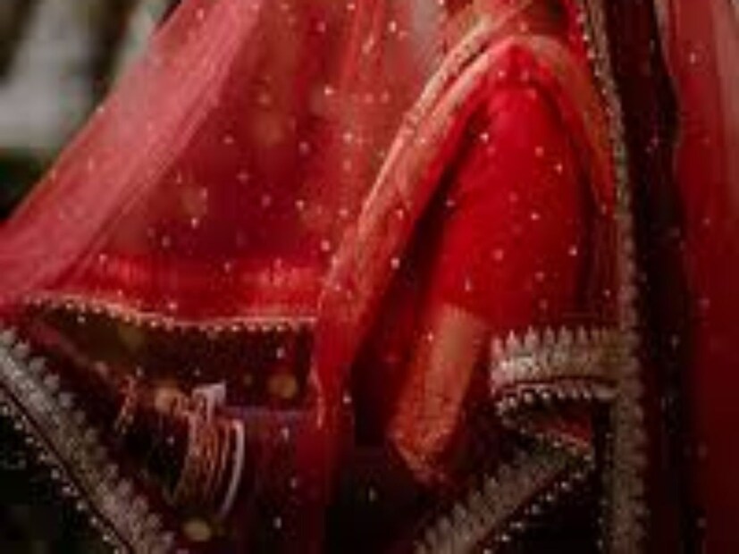 সম্প্রতি সোশ্যাল মিডিয়ায় একটি ভিডিও ভাইরাল হয়েছে, যেখানে একটি মেয়ের বিয়ের নানা মুহূর্তের ছবি ঝড়ের গতিতে ছড়িয়ে পড়েছে। আসলে এই মেয়েটি তাঁর শ্যামবর্ণ চেহারা ও অসামান্য বিয়ের সাজে কনের লুকে চমকে দিয়েছেন সকলকে।