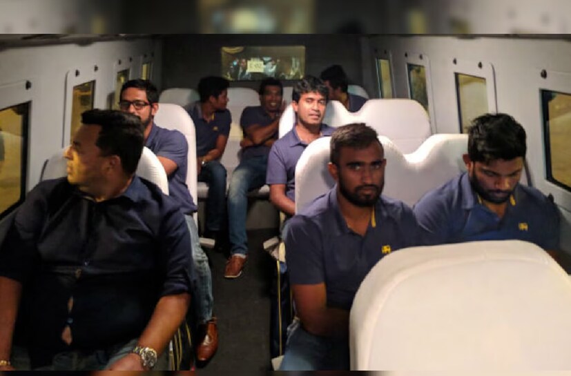 ২০০৯-এর ৩ মার্চ। পাকিস্তানে ভয়াবহ জঙ্গি হামলার মুখে পড়়ে শ্রীলঙ্কা ক্রিকেট দল। টিম বাস ঘিরে ঘরে এলোপাথাড়ি গুলি চালাতে শুরু করে জঙ্গিরা। আহত হন কয়েকজন ক্রিকেটার। এই ঘটনায় স্তম্ভিত হয়ে যায় গোটা বিশ্ব।