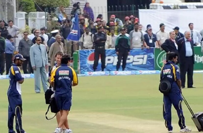 ২০০৯ সালে লাহোরের গদ্দাফি স্টেডিয়ামে পাকিস্তানের বিরুদ্ধে সিরিজের তৃতীয় টেস্ট খেলতে যাচ্ছিলেন শ্রীলঙ্কার ক্রিকেটাররা। তখনই তাঁদের বাস লাহৌরের লিবার্টি স্ট্যাচু পেরনোর পরই ১২ জন সশস্ত্র জঙ্গি টিম বাস লক্ষ্য করে গুলি চালাতে শুরু করে। শ্রীলঙ্কার টিমবাসের পিছনেই ছিল আম্পায়ার, ম্যাচ রেফারিদের নিয়ে যাওয়া একটি মিনি ভ্যান। সেটি লক্ষ্য করেও গুলি চালাতে শুরু করে জঙ্গিরা। ভয়াবহ পরিস্থিতি তৈরি হয়।