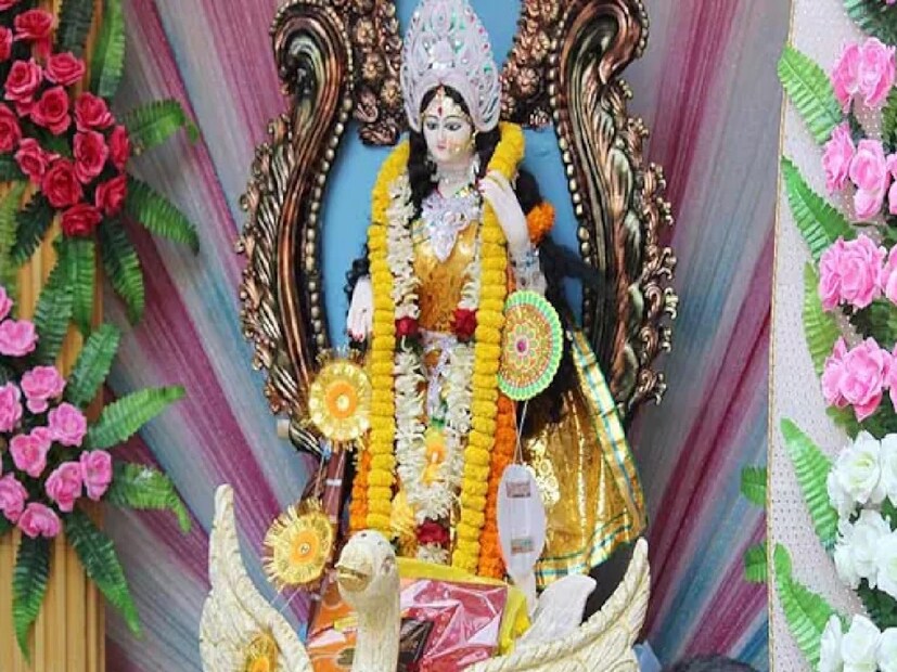 সরস্বতী পুজো ২০২৫: কলকাতার বেশিরভাগ মানুষ সাধারণত অক্টোবর থেকে ফেব্রুয়ারি পর্যন্ত ইলিশ খাওয়া এড়িয়ে চলেন। দুর্গাপুজোর পর তাঁরা ইলিশ খাওয়া বন্ধ করে দেন এবং আবার বসন্ত পঞ্চমীতে তা শুরু করেন। একজন খাদ্য-ব্লগারের মতে, দুর্গাপুজোর পর বাজারে ভালো ইলিশ পাওয়া যায় না।  