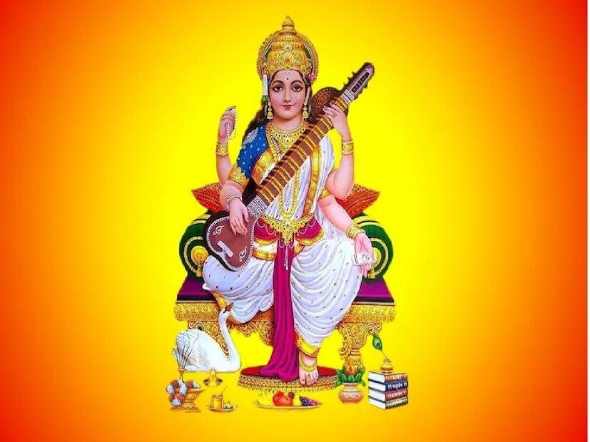 সরস্বতী পুজো ২০২৫: বসন্ত পঞ্চমী ও হলুদ রঙের মধ্যে বিশেষ সম্পর্ক রয়েছে। এদিন পূজার সময় মা সরস্বতীর চরণে হলুদ ফুল নিবেদন করা হয়। এমনকি এই দিনে হলুদ রঙের পোশাক পরারও বিশেষ তাৎপর্য রয়েছে।  দেবীর বাৎসরিক পূজার তিথিটি নির্দিষ্ট হয়েছে বসন্তকালের পঞ্চমীতে। বসন্তের আগমনে প্রকৃতি পুষ্পে, শস্যে সমৃদ্ধ হয়, যার অনেকাংশ জুড়ে থাকে হলুদ রং। সেই জন্যই হলুদ রংকে বসন্ত ঋতুর সাদৃশ্যে বাসন্তী বলে অভিহিত করা হয়ে থাকে। দেবীর পূজার এই তিথিমাহাত্ম্য স্মরণে রেখেও বাসন্তী রঙের পোশাক পরা হয় সরস্বতীর আরাধনায়।