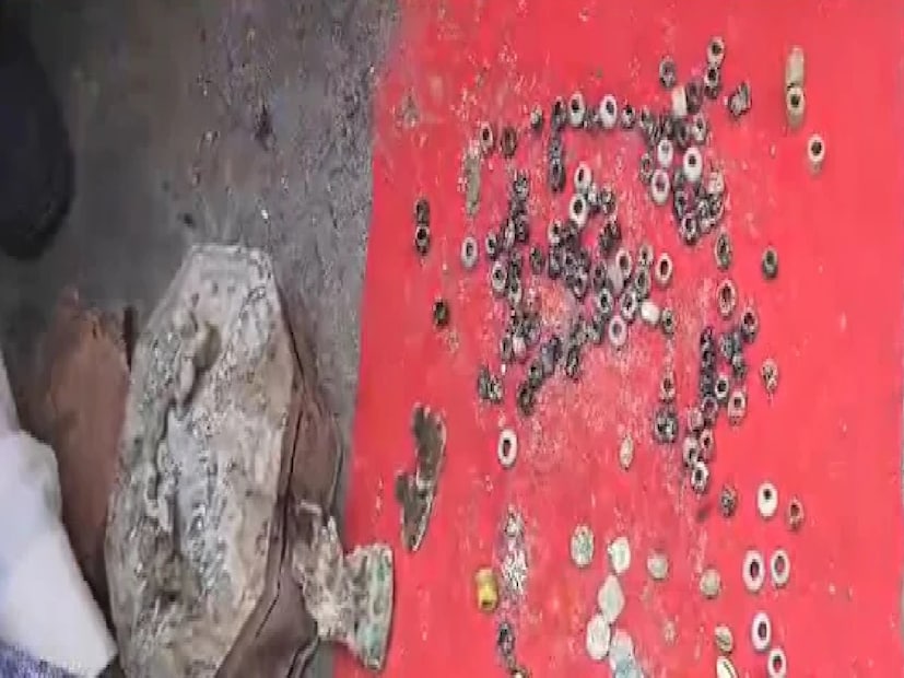 মন্দিরের পুরোহিত সর্বেশ মিশ্র জানান, উদ্ধার হওয়া প্রতিমা ও মুদ্রাগুলি অত্যন্ত পুরনো বলে মনে হচ্ছে।ই ঘটনা নিয়ে মানুষের মধ্যে প্রবল কৌতূহল তৈরি হয়েছে, এবং উৎসুক ভক্তদের ভিড় ক্রমেই বাড়ছে। Temple dig strange noise coming from the ground during excavation at Khatu Shyam Temple in Lakhimpur Kheri Uttar Pradesh people fainted when they looked inside