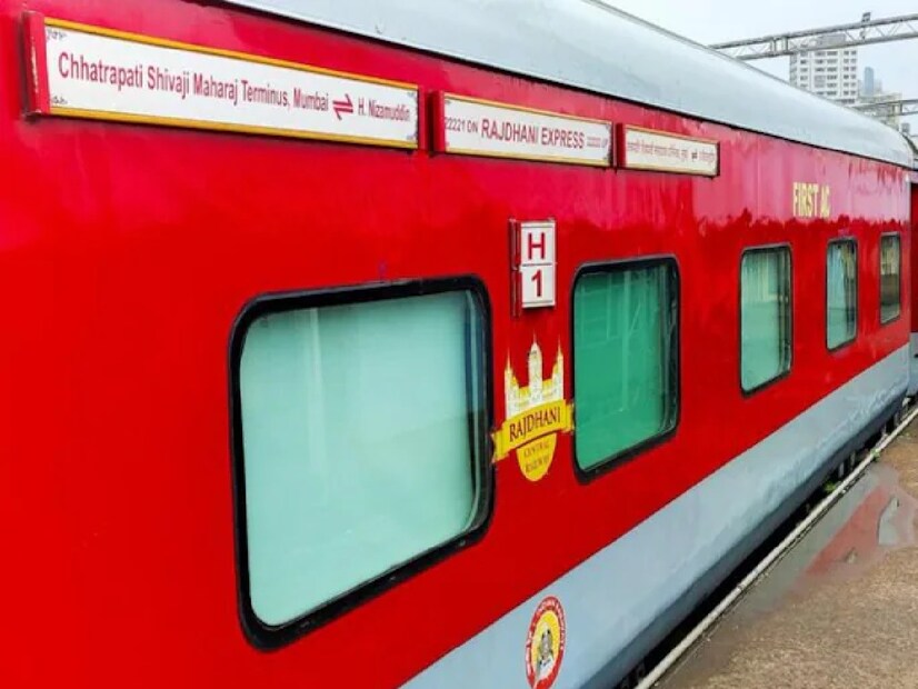 লোয়ার বার্থ নির্বাচন করুন:তৎকাল টিকিট কাটার সময় সবসময় লোয়ার বার্থকে বেছে নিন। হ্যাঁ, লোয়ার বার্থ সাধারণত প্রবীণ নাগরিক, শিশু বা মহিলা যাত্রীদের জন্য অগ্রধিকার দেওয়া হয়। তাই লোয়ার বার্থ বেছে নিলে টিকিট কনফার্ম হওয়ার সম্ভাবনা অনেকটাই বেড়ে যায়।