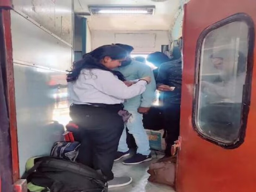 এক রেলকর্মী গোটা ঘটনাটি ভিডিও করে সোশ্যাল মিডিয়ায় পোস্ট করেন। মুহূর্তের মধ্যে সেটি ভাইরাল হয়ে যায়। নেটিজেনরা ক্ষুব্ধ হয়ে ওই ব্যক্তিকে ধিক্কার জানাচ্ছেন। 
