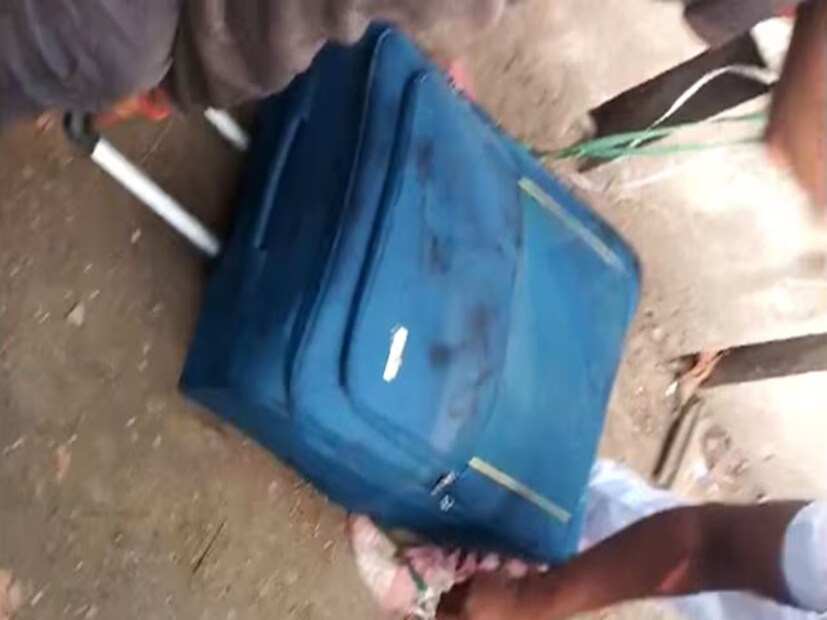 স্থানীয় থানার কাছে ওই স্যুটকেস নিয়ে খবর যায়। পুলিশ এসে তা খুলে দেখে, তার মধ্যে মহিলার দগ্ধ দেহ। পুলিশ খুন এবং খুনের প্রমাণ নষ্টের মামলা রুজু করে তদন্ত শুরু করে। সেই তদন্তেই উঠে আসে ভয়ঙ্কর ঘটনার কথা।