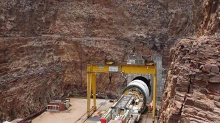 সুড়ঙ্গের ভিতর শ্রমিকদের আটকে থাকার আশঙ্কা। (ছবি- পিটিআই)