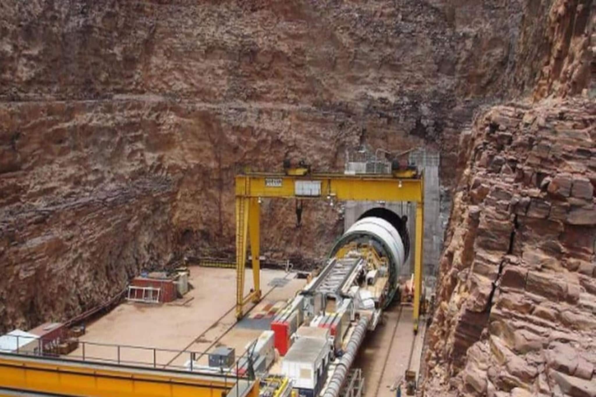 হায়দরাবাদে হঠাৎ ভাঙল নির্মীয়মাণ সুড়ঙ্গ, ভিতরে আট জন শ্রমিক আটকে থাকার আশঙ্কা!