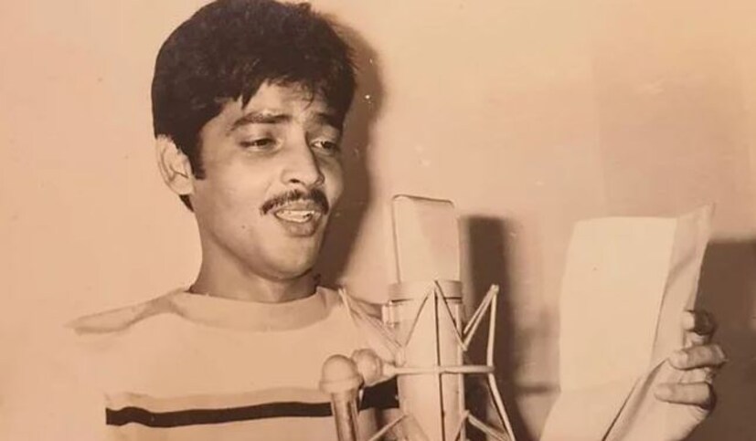 সম্প্রতি তাঁকে নিয়ে আবার শুরু হয়েছে গুঞ্জন৷ কারণ তাঁর চুমুপর্ব! গান গাইতে গাইতে ভক্তদের ঠোঁটে ঠোঁট চেপে ধরে এমন চুমু খেলেন যে সকলে একেবারে অবাক! 