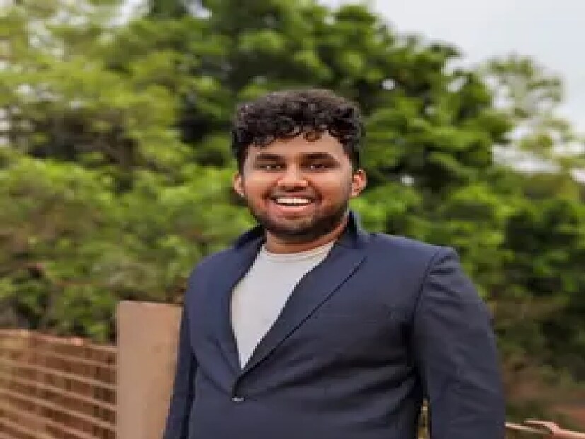  এই CEO-র নাম বরুণ Vummadi. বরুণ Vummadi আমেরিকান প্রযুক্তি কোম্পানি Giga ML-র সিইও। তাঁর লিঙ্কডইন প্রোফাইলে দেওয়া তথ্য বলছে যে তিনি আইআইটি খড়গপুর থেকে পড়াশোনা করেছেন। এরপর ওয়াই কম্বিনেটরে কাজ করেন।