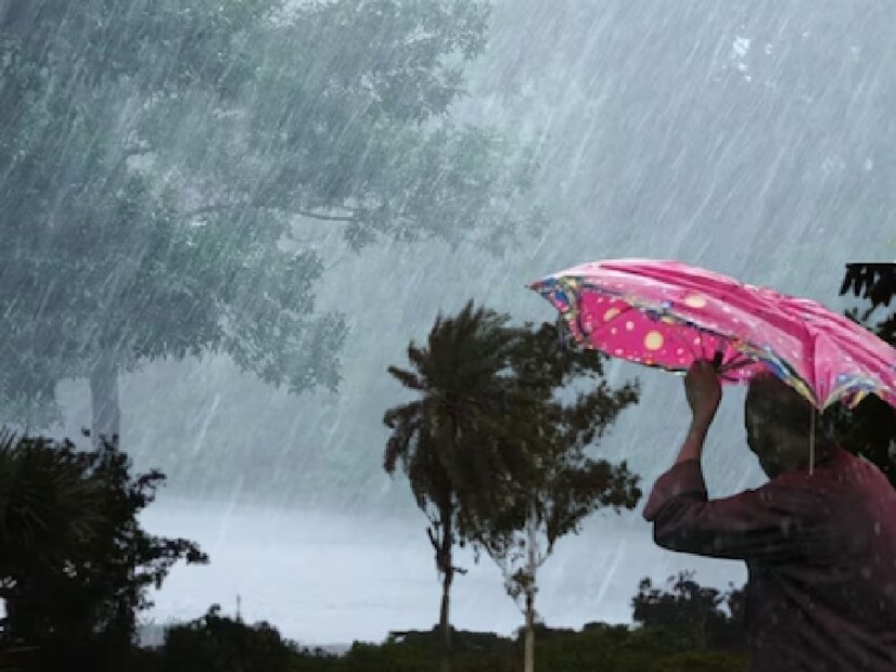 এরপরে, আগামী ২-৩ দিনের মধ্যে কর্ণাটক এবং মহারাষ্ট্রের কিছু এলাকায় বৃষ্টিপাতের তীব্রতা বৃদ্ধি পাবে। কেরালা, উপকূলীয় কর্ণাটক, গোয়া এবং কোঙ্কন অঞ্চলে ভারী থেকে অতি ভারী বৃষ্টিপাতের সম্ভাবনা রয়েছে। 