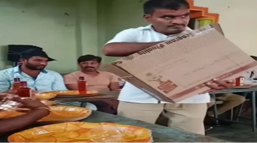 এই বিশেষ আয়োজনে অতিথিদের বসে পান করার জন্য যথাযথ ব্যবস্থা করা হয়েছিল। টেবিল-চেয়ার রাখা হয়েছিল, স্ন্যাকস রাখার জন্য পাতার থালা এবং পানীয়র জন্য ডিসপোজেবল গ্লাসও দেওয়া হয়েছিল। 