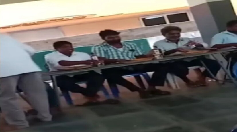 এখানে ‘পান’ বলতে জল বোঝানো হয়নি, বরং মদ বোঝানো হয়েছে। সম্প্রতি এমনই একটি ভিডিও সোশ্যাল মিডিয়ায় ভাইরাল হয়েছে, যেখানে খাবারের পরিবর্তে বিয়েতে এলাহী পানীয়ের আয়োজন করা হয়েছিল। 