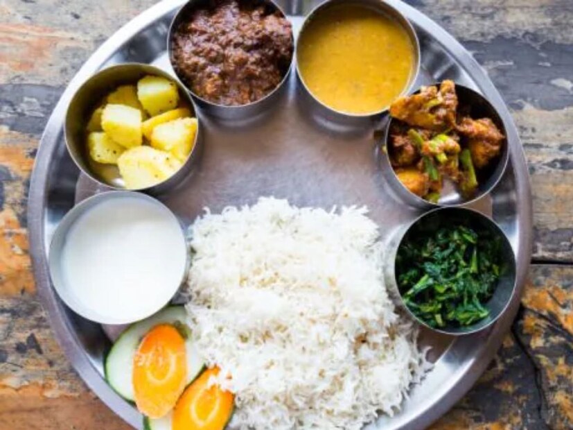 প্রোটিন এবং ফাইবার সমৃদ্ধ খাবার খেলে আপনার পেট বেশিক্ষণ ভরে থাকে, যা স্বাভাবিকভাবেই আপনার কার্বোহাইড্রেট গ্রহণ কমায় এবং ক্যালোরির ঘাটতি পূরণ করে। এই পদ্ধতিটি আপনার শরীরকে কম ক্যালোরি গ্রহণ করতে এবং স্বাভাবিকভাবেই ওজন কমাতে সাহায্য করে। 