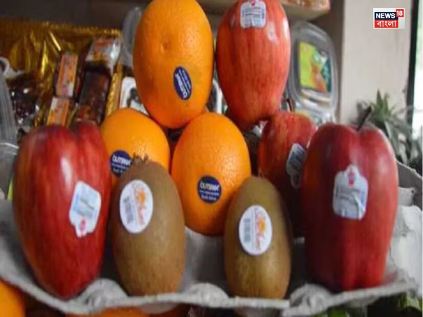 কোডটি পাঁচ সংখ্যার হলে এবং কোডের প্রথম সংখ্যাটি ৮ হলে তার অর্থ- ফলটি ‘জেনেটিকালি মডিফায়েড’ বা জিনগত পরিবর্তনের মাধ্যমে ফলানো। আর পাঁচ সংখ্যার কোডটি যদি ৯ দিয়ে শুরু হয় তবে তার অর্থ- সম্পূর্ণ জৈবিক পদ্ধতিতে ফলানো হয়েছে ফলটি। (Disclaimer: এই প্রতিবেদনটি কেবলমাত্র সাধারণ তথ্যের জন্য, তাই বিস্তারিত জানতে হলে সর্বদা বিশেষজ্ঞের পরামর্শ নিন।)