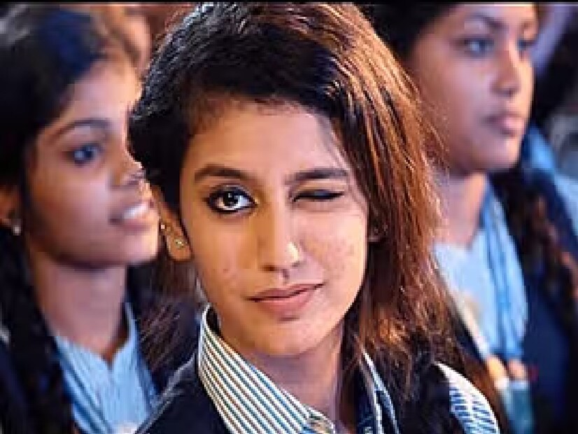 ৭ বছর পরও প্রিয়ার জাদু অমলিন! একটা ছোট্ট চোখের ইশারা বদলে দিয়েছিল তাঁর জীবন! ৭ বছর পরও সেই স্মৃতি নস্টালজিয়া হয়ে থেকে গেছে মানুষের মনে। কিন্তু প্রিয়া নিজেকে শুধু এক মুহূর্তের জনপ্রিয়তার মধ্যে আটকে রাখেননি, বরং নিজেকে নিত্যনতুনভাবে গড়ে তুলছেন, আর নতুন চ্যালেঞ্জের জন্য প্রস্তুত হচ্ছেন!