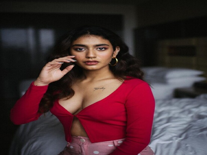 প্রিয়া প্রকাশ ভারিয়ারের সেই চোখের ইশারার ৭ বছর কেটে গিয়েছে, আর প্রিয়া প্রকাশ ভারিয়ারের বয়স এখন ২৫ বছর। আগের তুলনায় অনেক বেশি পরিপক্ব ও গ্ল্যামারাস হয়ে উঠেছেন তিনি। 